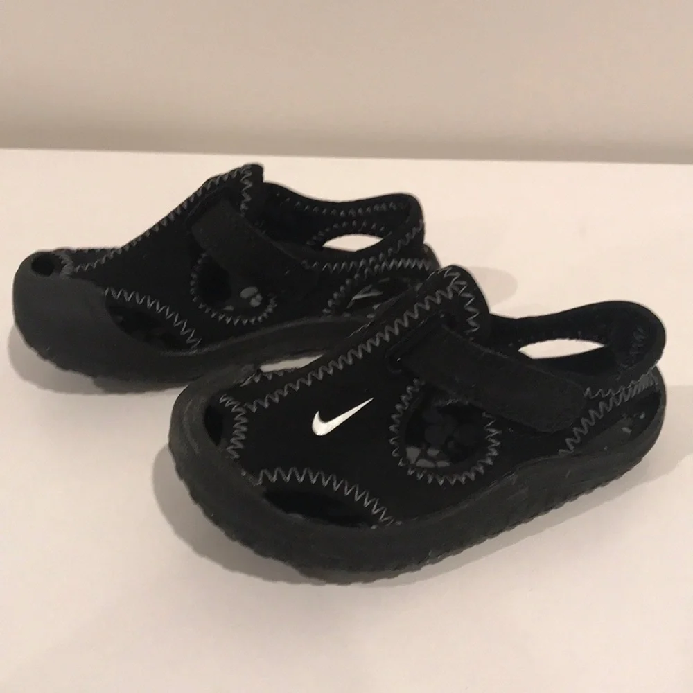 Nike Toddler Water Shoes (size 5C)
